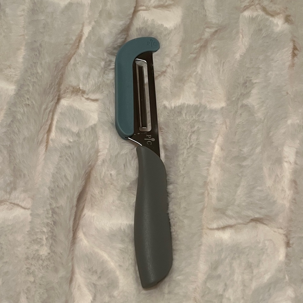 The Pampered Chef Blue and Gray cheese knife